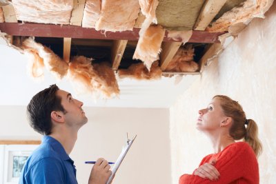 roofing-contractor-preparing-repairs